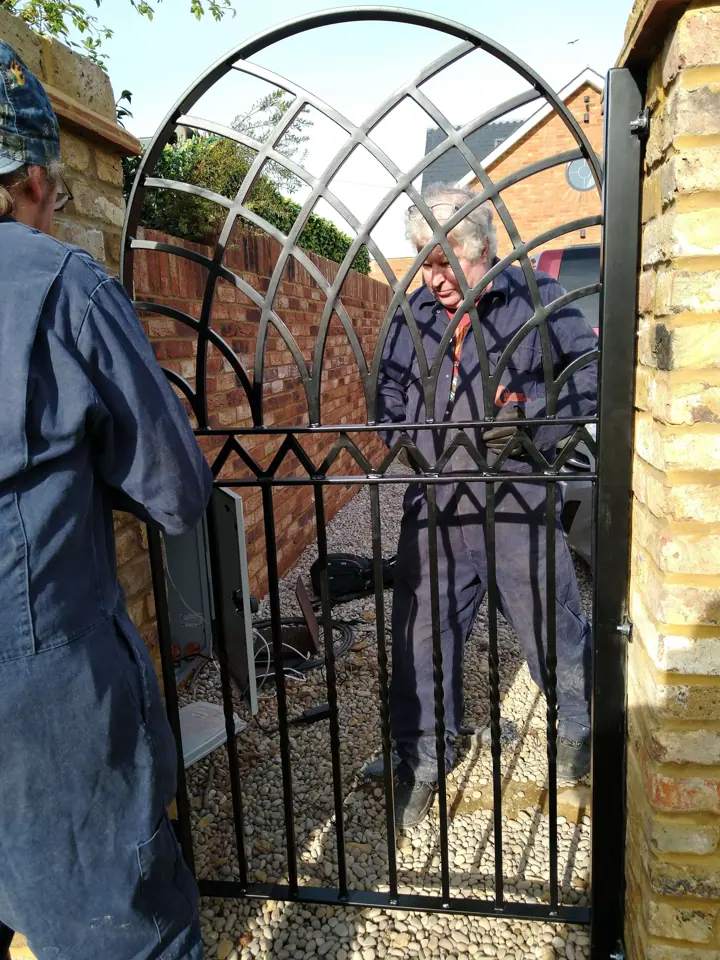 Side gate